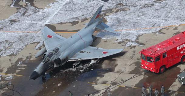 機体から出火したF4戦闘機=18日午後0時47分、茨城県小美玉市20171018