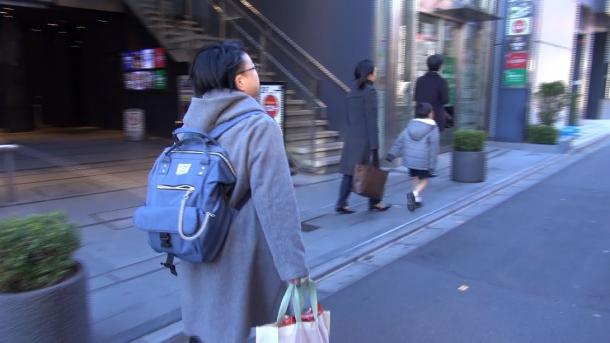 最後の出勤に出かける渡辺照子さん(12月6日、東京都内で撮影、レイバーネット日本提供)