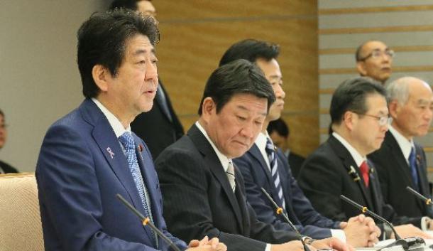 TPP等総合対策本部の会合であいさつする安倍晋三首相(左端)=11月24日午前、首相官邸
