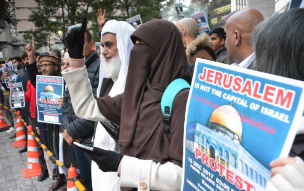 エルサレムをイスラエルの首都と承認したトランプ米大統領に抗議する日本在住のイスラム教徒ら=東京都港区20171215