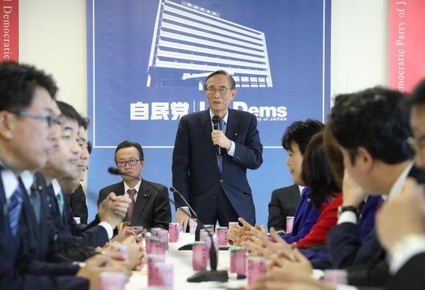 自民党の憲法改正推進本部の全体会合であいさつする細田博之本部長(中央)=2017年12月20日午後、東京・永田町の党本部