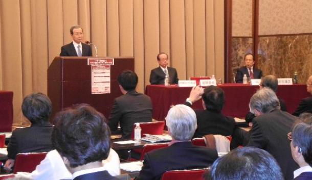 「一帯一路日本研究センター」の設立を宣言した日中国交正常化45周年記念国際シンポジウムであいさつする程永華・駐日中国大使。その右は福田康夫・元首相=日本プレスセンター