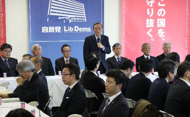 自民党憲法改正推進本部の全体会合であいさつする細田博之本部長(中央)=12月20日、東京・永田町