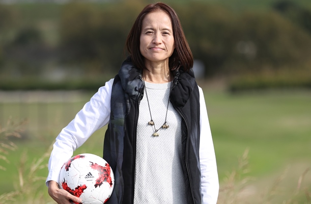 サッカー日本女子代表監督の高倉麻子さん。夫を誘って河川敷でボールを蹴ることも=2017年11月10日、東京都葛飾区