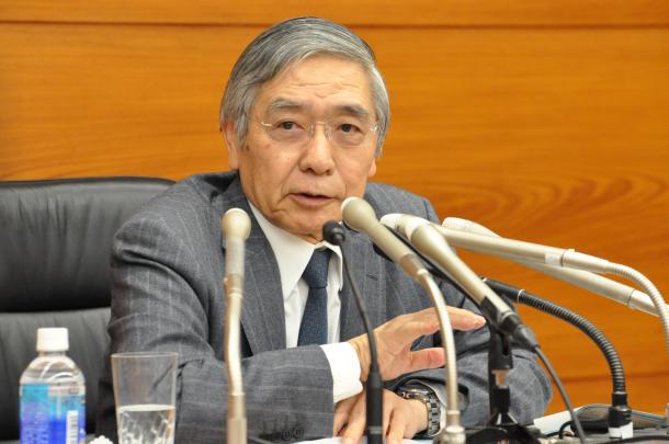 記者会見する日本銀行の黒田東彦(はるひこ)総裁