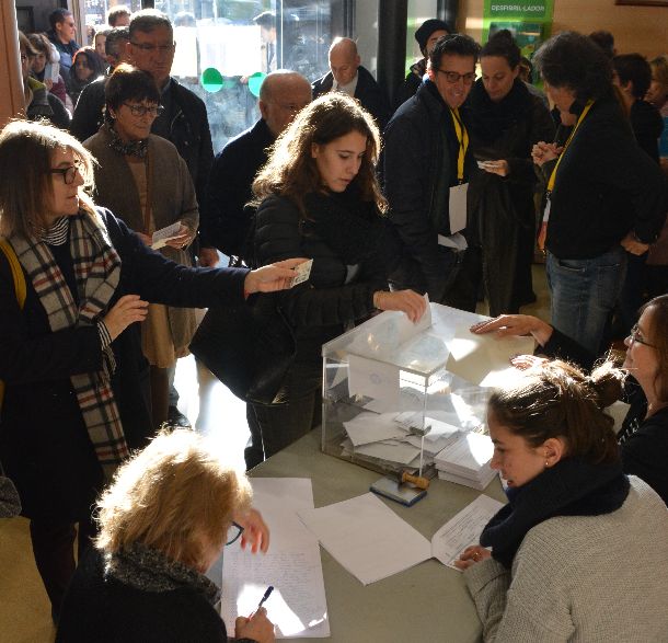 スペイン北東部カタルーニャ自治州の州議会選で投票する人たち=2017年12月21日、バルセロナ