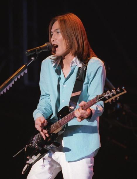 「グローブ」のコンサートで演奏する小室哲哉さん=3月、東京ドームで 1997年