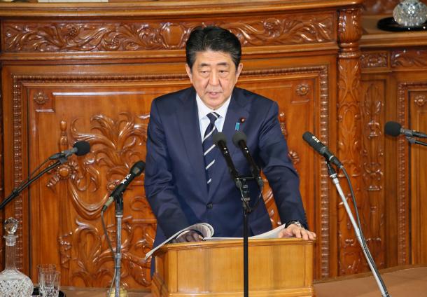 衆院本会議で、立憲民主党の枝野幸男代表の代表質問に対して答弁する安倍晋三首相