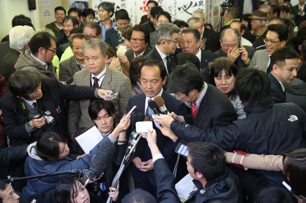 当選しインタビューに答える渡具知武豊氏=2月4日、沖縄県名護市