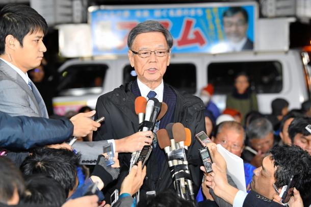 稲嶺進氏の敗戦を受け、記者の質問に答える翁長雄志・沖縄県知事=2月4日、沖縄県名護市