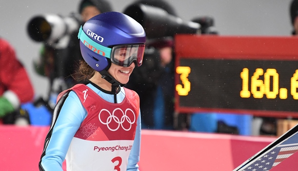 平昌五輪女子ジャンブで2回目を終えて笑顔を見せるサラ・ヘンドリクソン=2018年2月12日、アルペンシア・ジャンプセンター