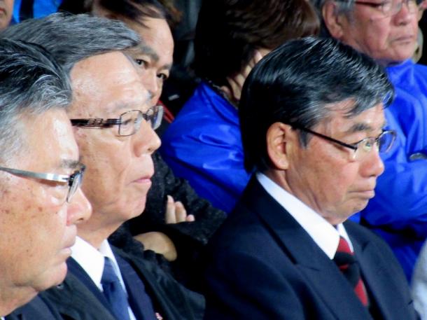 落選が決まった直後の稲嶺前市長 左隣は翁長沖縄県知事 (筆者撮影