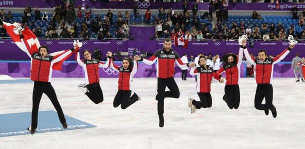 フィギュア団体で優勝して喜ぶカナダの選手たち