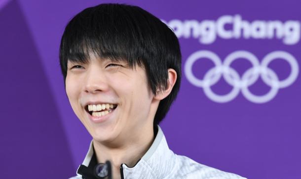 記者会見で笑顔を見せる羽生結弦=13日、韓国・江陵