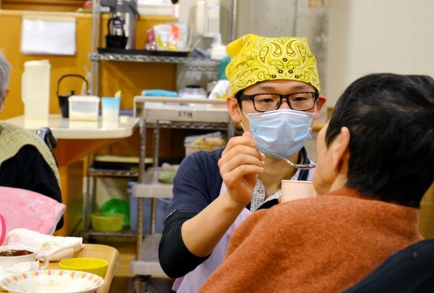 介護の現場では、介助できなければ食事できない入所者が少なくない=2016年3月