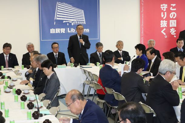 自民党本部で開かれた憲法改正推進本部=2月21日、東京・永田町