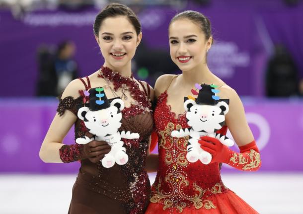 フィギュア女子で金メダルのアリーナ・ザギトワ(右)と銀のエフゲニア・メドベージェワ