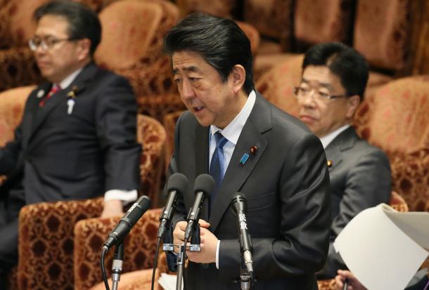 衆院予算委で答弁する安倍晋三首相