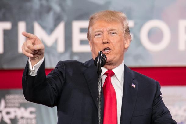 ワシントン近郊で2月23日に開かれた保守政治活動会議で演説するトランプ米大統領=メリーランド州オクソンヒル、ランハム裕子撮影