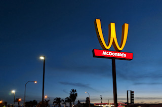 国際女性デーに合わせて逆さまになったマクドナルドの「M」=マクドナルド提供.