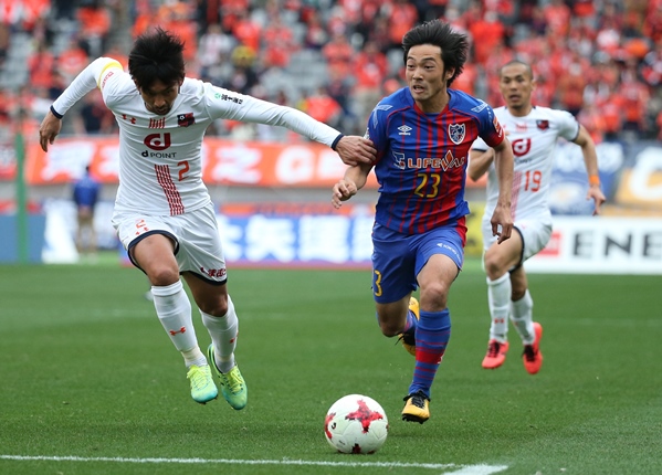 ドリブルで前進するFC東京時代の中島翔哉=2017年3月4日、味の素スタジアム