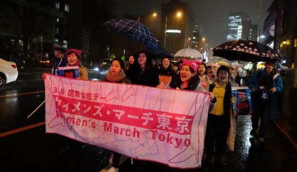 8日の国際女性デーで東京の街を行進する女性たち