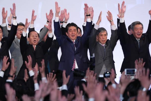 安倍晋三首相(中央)と党幹部ら