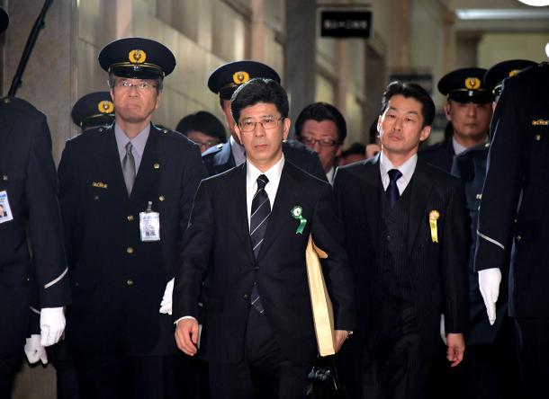 衆院予算委での証人喚問を終え、国会を出る佐川宣寿・前国税庁長官(中央)