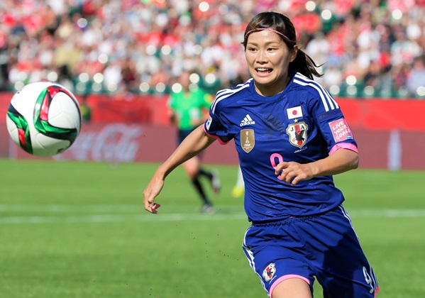 サッカー女子W杯準決勝のイングランド戦前半、ボールを追う川澄=2015年7月1日、カナダ・エドモントン