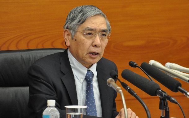 大規模緩和の「現状維持」を決めた金融政策決定会合の後、記者会見する日本銀行の黒田東彦(はるひこ)総裁=3月9日、日銀本店