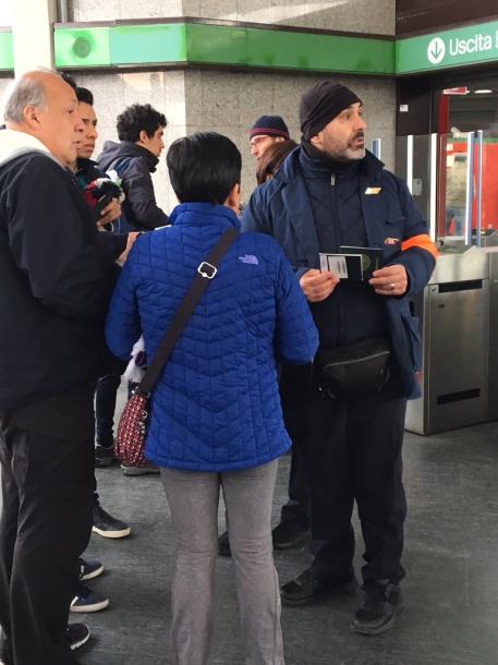 交通管理局の検査官(中央)に「イタリアでは我々の写真を撮るのは違法だから消せ」と脅されたが、「何か問題があるなら警察署まで一緒に行きましょう」と主張したところ、引き下がった=撮影・筆者