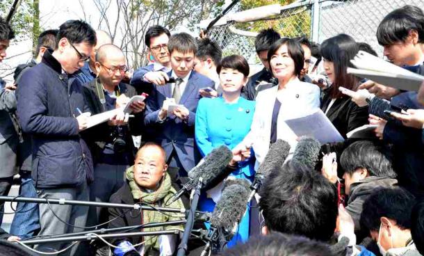 森友学園の籠池前理事長との接見の様子を語る野党の3議員=26日午前、大阪市都島区の大阪拘置所前
