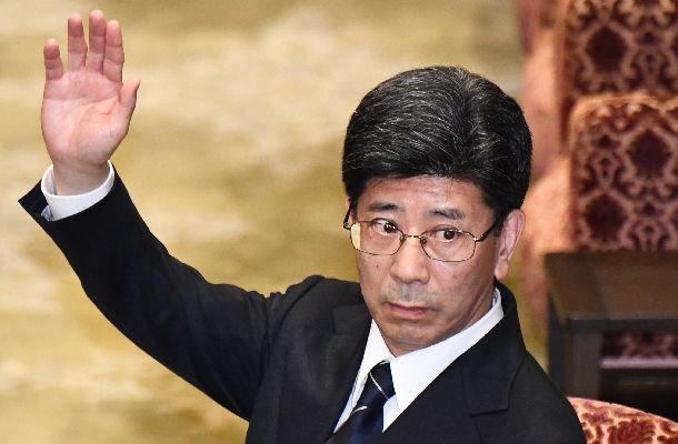 衆院予算委での証人喚問で挙手する佐川宣寿・前国税庁長官=3月27日