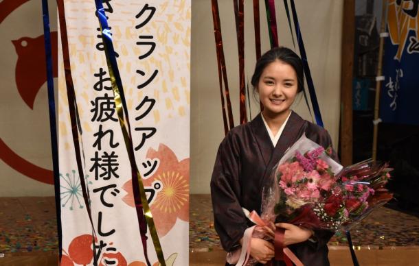 花束を手にする葵わかなさん=大阪市中央区のNHK大阪放送局