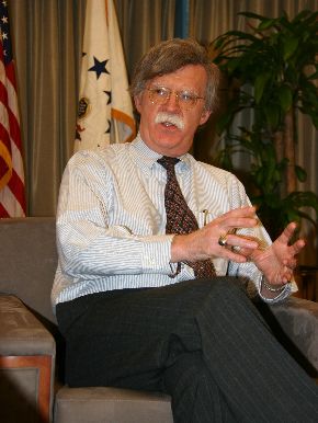 米国連代表部でインタビューに答えるジョン・ボルトン国連大使=2006年1月31日