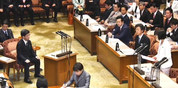 参院予算委で、佐川宣寿・前国税庁長官(左)に質問をする自民党の丸川珠代氏(右)=27日