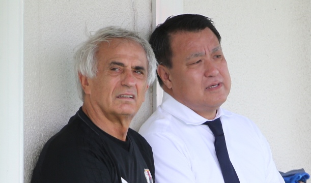 W杯出場決定から一夜明け、日本サッカー協会の田嶋幸三会長(右)と話すハリルホジッチ監督=2017年9月1日、駒場スタジアム