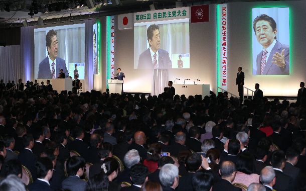 自民党大会で演説し「結党以来の課題である憲法改正に取り組む時がきた」「自衛隊を明記し、違憲論争に終止符を打とうではありませんか」などと訴えた安倍晋三首相=3月25日