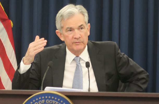 記者会見するパウエルFRB議長=3月21日、ワシントン