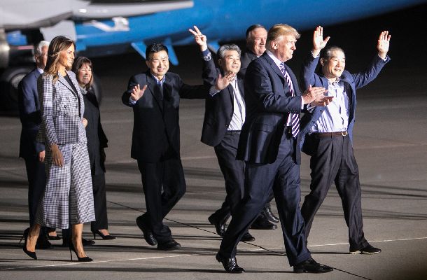 北朝鮮から解放されて帰国した3人を出迎えたトランプ大統領(右から2人目)=2018年5月10日、米ワシントン郊外のアンドルーズ空軍基地