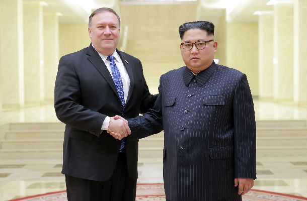 朝鮮労働党本部でポンペオ米国務長官(左)と握手する金正恩党委員長=2018年5月9日