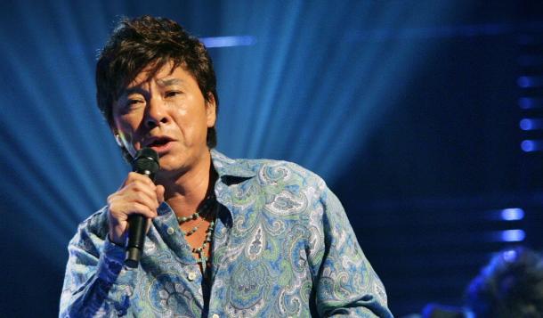 TV番組の収録で熱唱する西城秀樹さん 2006年