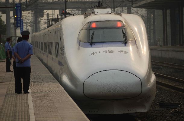 東北新幹線はやてをベースに中国で生産した型の「和諧号」=2011年5月、山東省済南東駅、吉岡桂子撮影