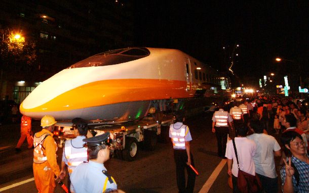 神戸港から輸出され、高雄港に陸揚げされた翌日、街頭でお披露目された高速鉄道車両。市民の歓迎をうけた=2004年5月26日、台湾・高雄市、台湾高速鉄路提供
