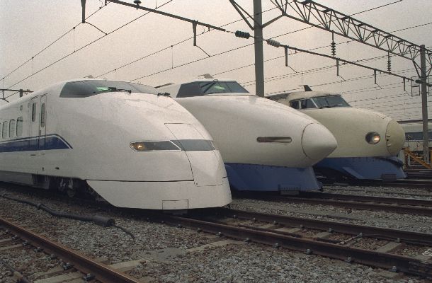 1992年3月14日から東海道新幹線東京―新大阪を2時間半で走り始めた「のぞみ」(左端)。開業以来親しまれた「ひかり」(右、中)に新型車両として加わり、流線形が話題を集めた=1992年2月14日、東京・品川のJR東海・東京第2車両所で。