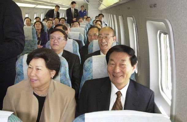 来日時にリニアモーターカーに試乗した中国の朱鎔基・元首相。中国政府から日本政府に対して、北京郊外でリニアの共同開発も持ちかけられていた=2000年10月16日、山梨県、代表撮影(日本経済新聞社)