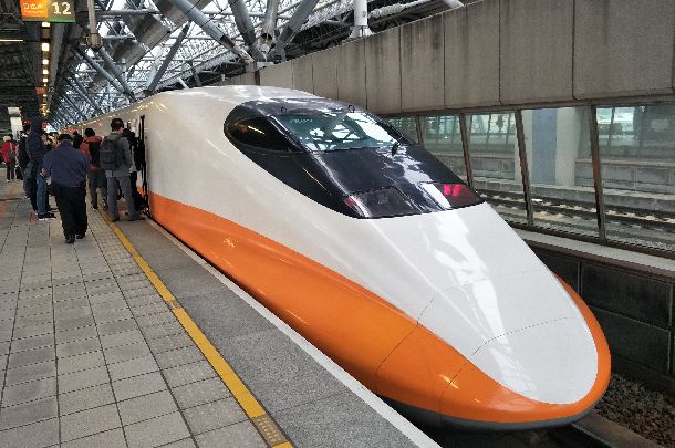 台湾の南北を1時間半ほどで結ぶ高速鉄道。人々の足として定着し、航空便はほぼ姿を消した=2018年1月29日、台湾・台中駅、吉岡桂子撮影