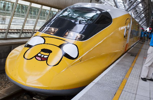 東海道・山陽新幹線700系をもとに開発された台湾の高速鉄道(700T)。2013年7月から14年9月まで、特別仕様のキャラクター列車も走っていた=2013年7月21日、台湾高速鉄路提供