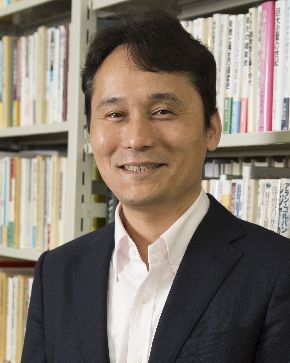 中村尚史・東京大学教授。著書『海をわたる機関車』は、島秀雄記念優秀著作賞(2017年)を受賞した。島氏は戦前は親子で弾丸列車計画に、戦後は新幹線の開発に携わった旧国鉄の技術者=2015年6月16日、東京大学、中村氏提供