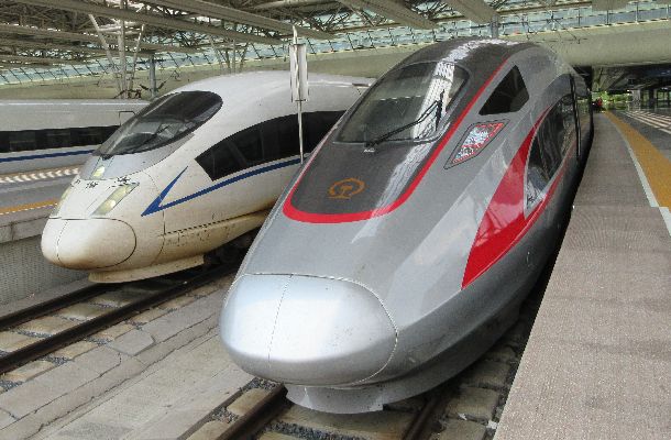中国の高速鉄道・復興号(右)と和諧号。それぞれ習近平、胡錦濤各政権の政治スローガンから名付けられた。開発当初、技術は日本、独仏カナダの企業から導入された=2017年7月3日、上海虹橋駅、吉岡桂子撮影